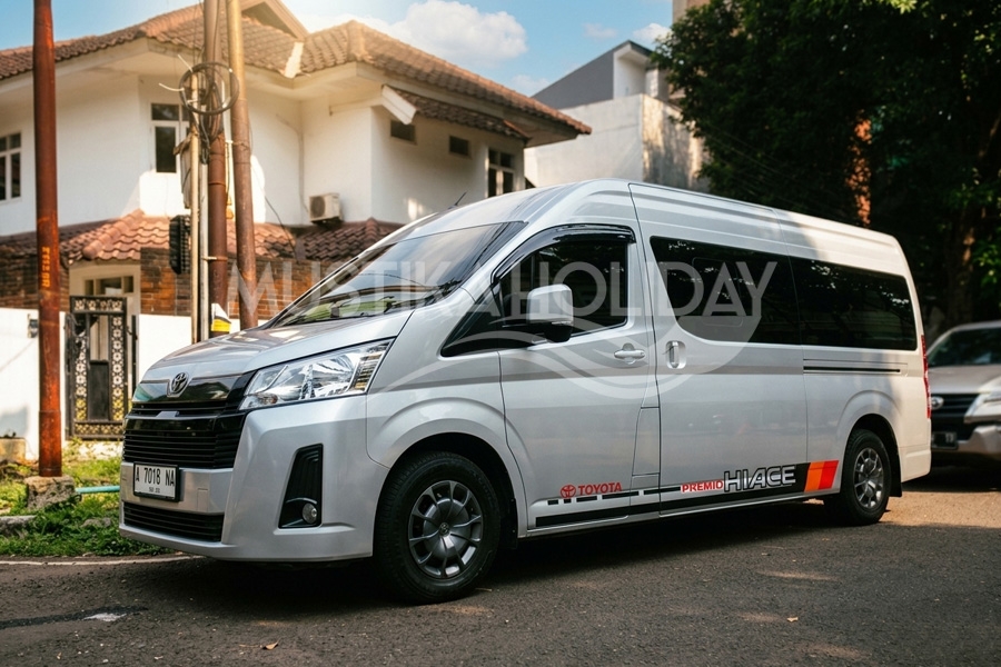 Keliling Jakarta Makin Elegan dengan Hiace Premio Mustika Holiday